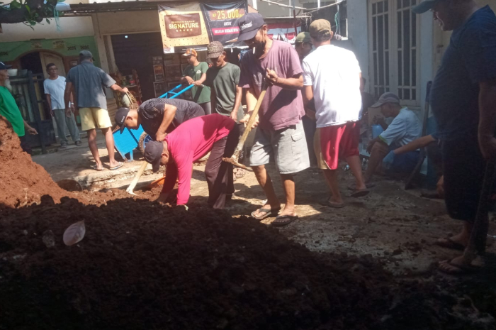 Warga Kelurahan Pabuaran, Kecamatan Cibinong, Kabupaten Bogor gotong royong membangun drainase horizontal.