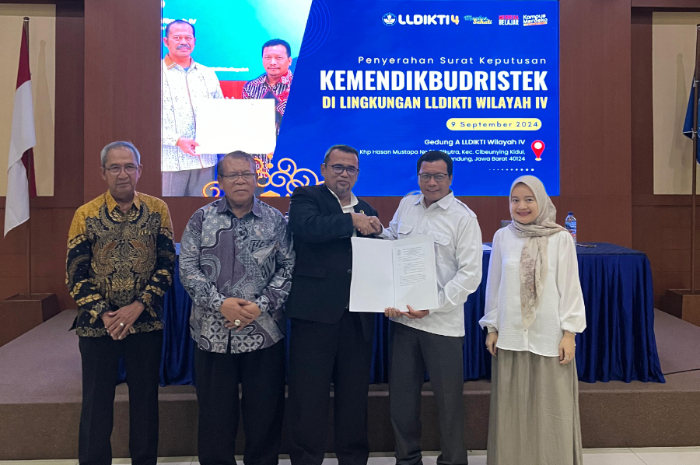 Rektor UIKA Bogor menerima izin pembukaan prodi baru Prodi Pendidikan Matematika dari LLDIKTI