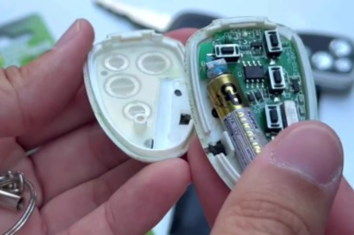 Ganti baterai remote mobil