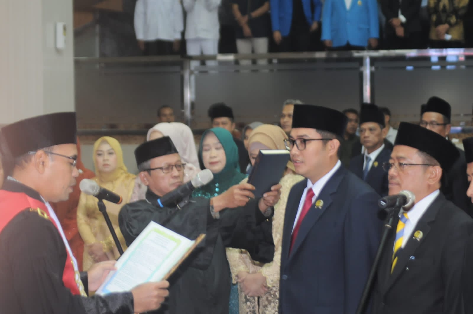 Pelantikan dan Penetapan Ketua DPRD Kabupaten Bogor, Sastra Winara saat disumpah janji di Gedung DPRD Kabupaten Bogor. Sabtu (21/9/2024).