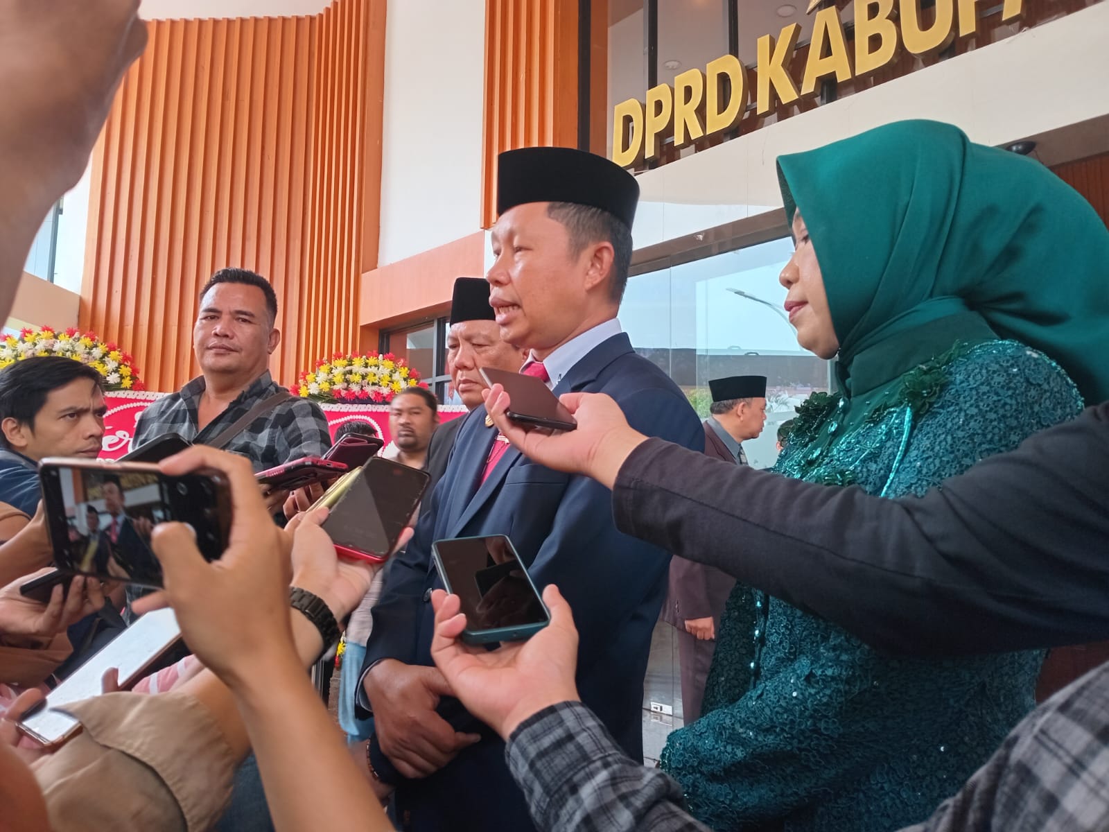Pj Bupati, Asmawa Tosepu usai ikuti rapat penetapan unsur Pimpinan Ketua DPRD Kabupaten Bogor. Sabtu (21/9/2024).