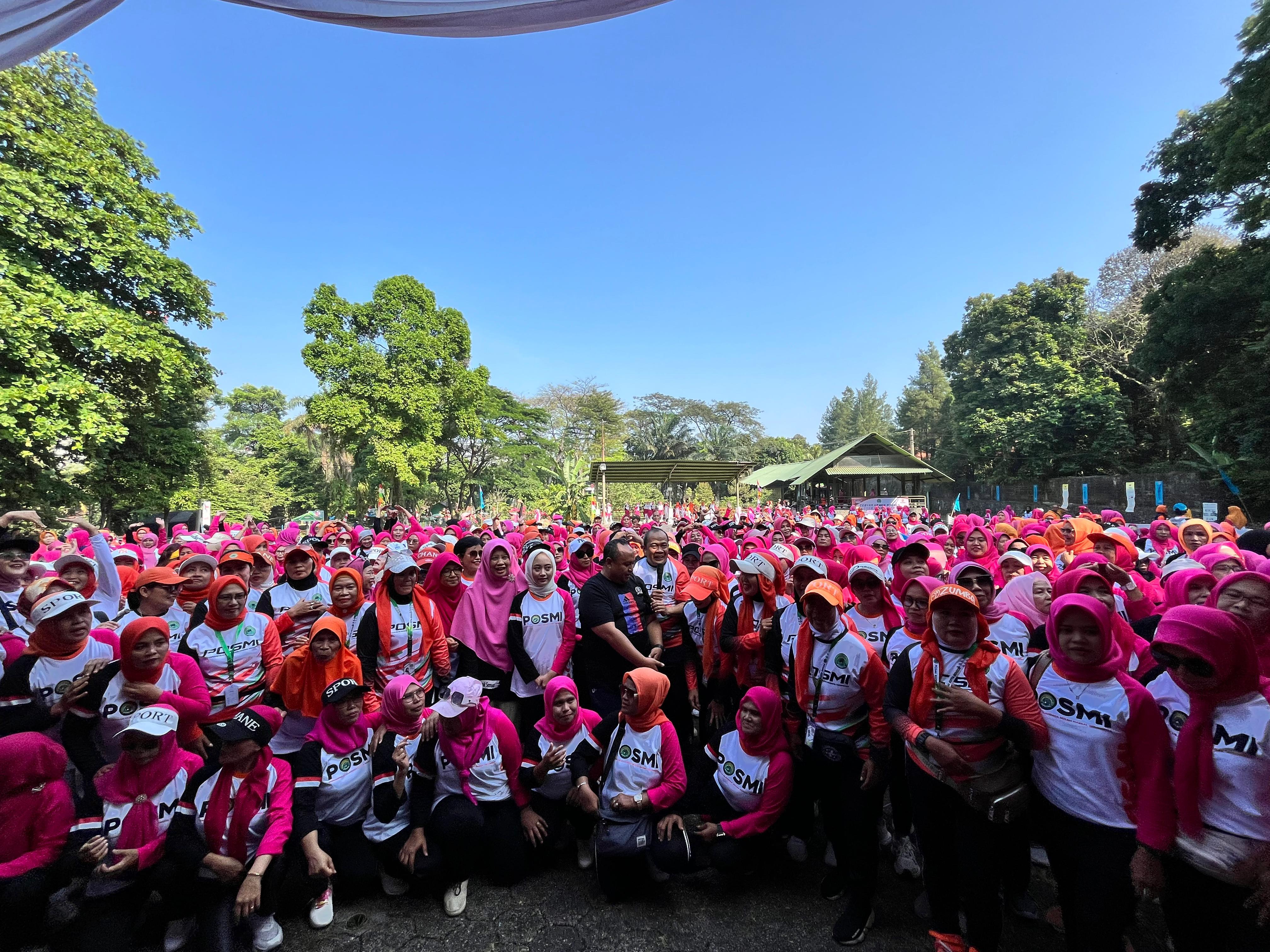 Suasana kemeriahan Gebyar Senam Fosmi di SKI, Katulampa yang dihadiri Atang Trisnanto dan Annida.