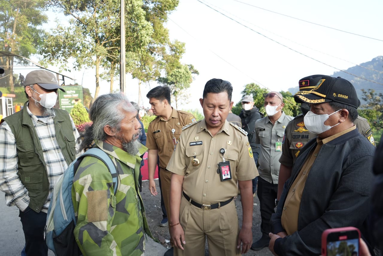 Pj Bupati, Asmawa Tosepu saat penertiban bangunan tanpa izin di kawasan Puncak, Kecamatan Cisarua, Kabupaten Bogor.
