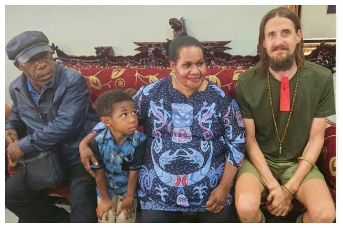 Pilot Susi Air, Philip Mark Mehrtens (kanan) akhirnya bebas dari penyandraan OPM di Nduga, Papua Pegunungan, Sabtu (21/9/2024).