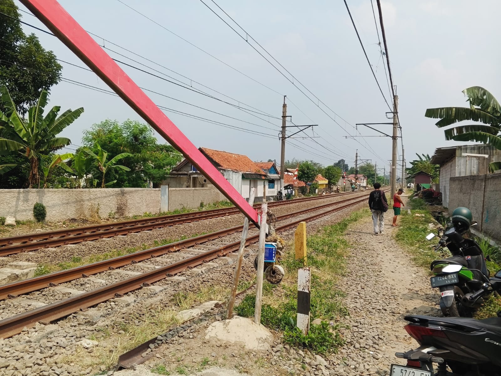 Lokasi perempuan berinisial A yang tertabrak kereta di Kampung Blok Asem, Kelurahan Sukaresmi, Kota Bogor, Minggu (22/9/2024).