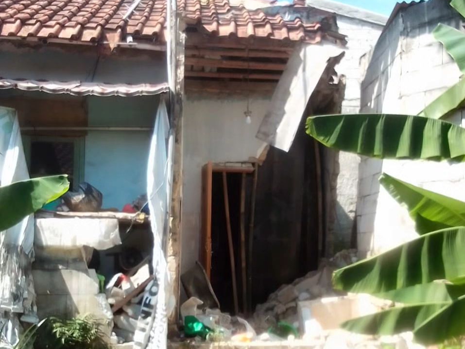 Rumah warga di Babakan Lebak, Kelurahan Balumbang Jaya, Kecamatan Bogor Barat, Kota Bogor, rusak berat akibat terdampak cuaca ekstrim.