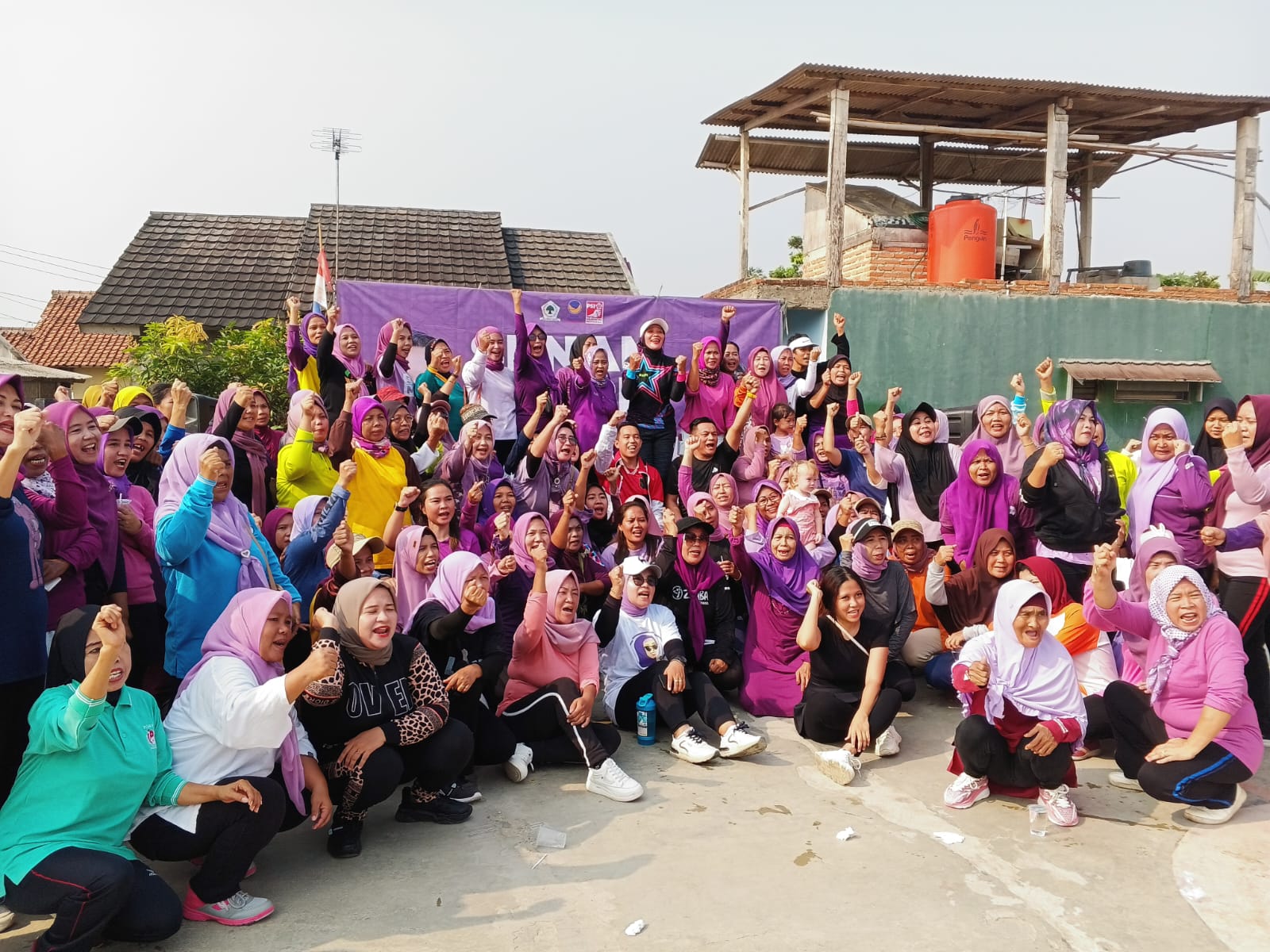 Calon Wali Kota Bogor, Sendi Fardiansyah saat menghelat Senam Hepi bersama warga Balumbang Jaya, Kecamatan Bogor Barat, Kota Bogor, Minggua (22/9/2024).