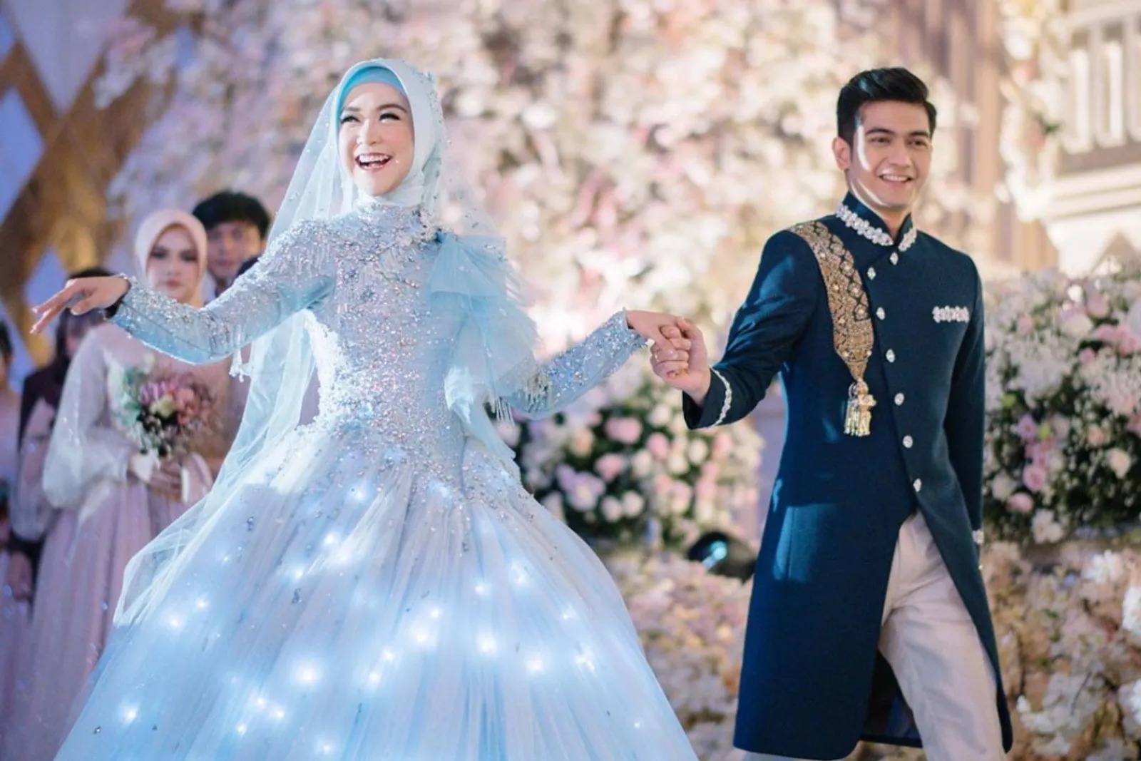 10 Inspirasi Baju Pengantin Hijab yang Bikin Kamu Tampil Elegan dan Anggun!