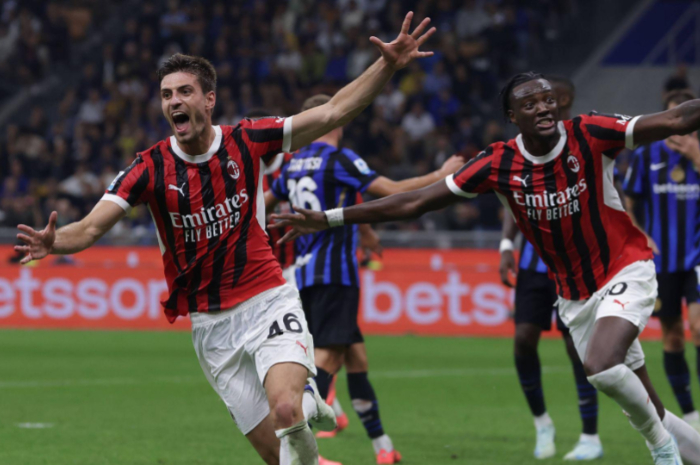Pemain AC Milan merayakan gol ke gawang Inter Milan di San Siro Senin (23/9/2024) dini hari.