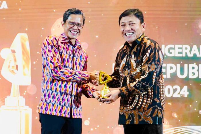 Wakil Direktur Utama BSI Bob Tyasika Ananta (kanan) menerima penghargaan Best Practices in Regulation Compliance dalam ajang Anugerah ESG Republika Award 2024 di Hotel Westin Jakarta.