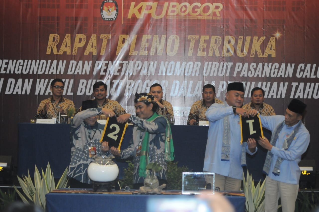 Dua paslon Bupati Bogor membuka nomor urut masing-masing untuk Pilkada ini.