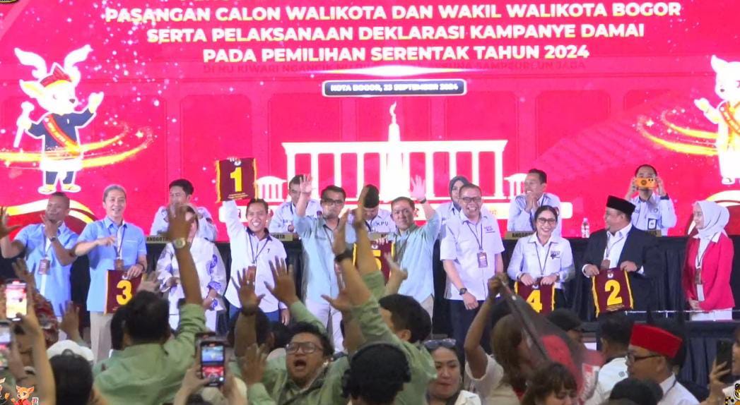 Masing-masing paslon Wali Kota Bogor dan wakilnya menunjukkan nomor urut untuk Pilkada tahun ini.