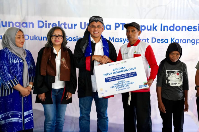 Direktur Utama Pupuk Indonesia, Rahmad Pribadi hadir secara langsung pada pemberian simbolik bantuan di Desa Karangpatihan.
