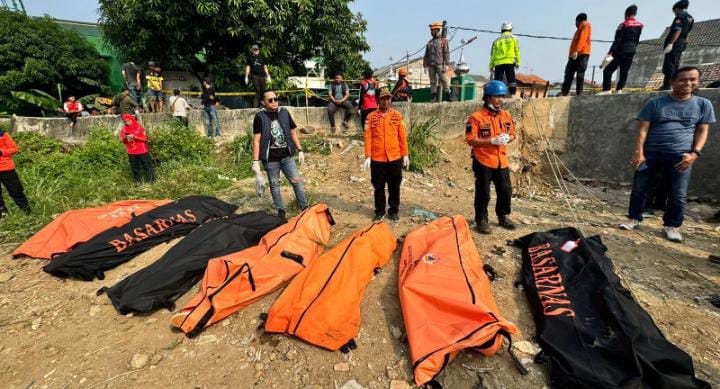 Petugas BPBD dan polisi berhasil mengevakuasi ketujuh jenazah yang ditemukan di Kali Bekasi, Kota Bekasi, Jawa Barat, Minggu (22/9/2024).