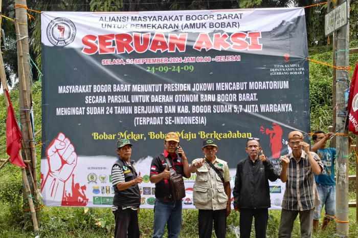Persiapan aksi AMUK di depan IPB Dramaga.