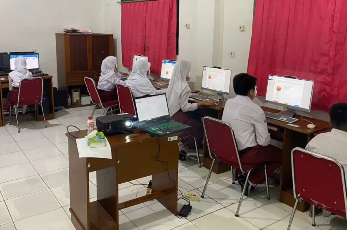 Potret siswa dan siswi SDN Bondes 1 saat mengikuti simulasi ANBK 2024
