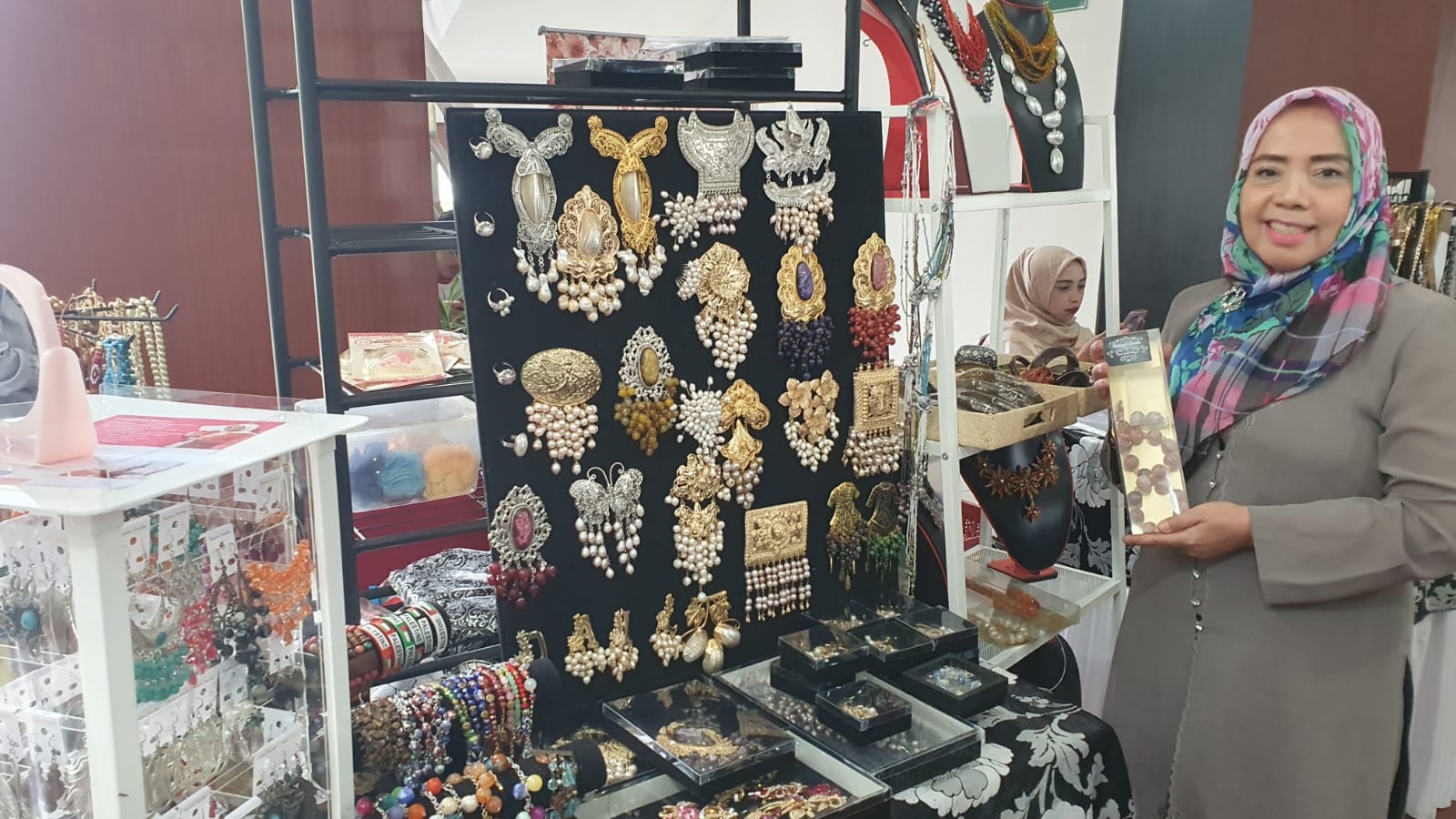 Pemilik UMKM asal Bogor Meiry Aksesoris saat pameran