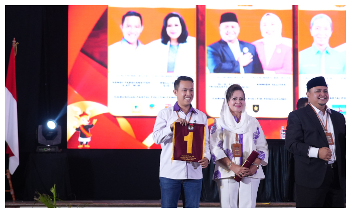 Pasangan Sendi Fardiansyah dan Melli Darsa menunjukan nomor urut 1 saat pengundian.