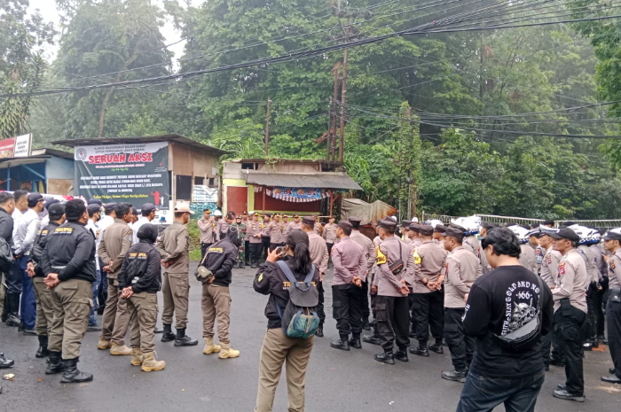 Petugas gabungan bersiaga di depan kampus IPB Dramaga untuk pengamanan aksi AMUK Bogor Barat.