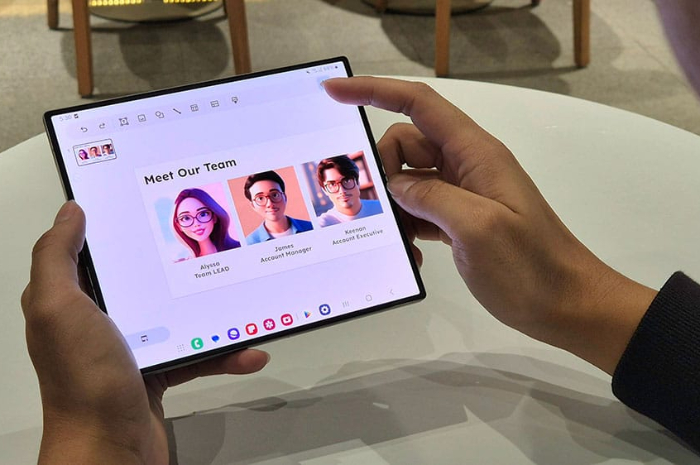 Anda dapat membuat Avatar AI lebih mudah dengan fitur Portrait Studio di Galaxy AI di Galaxy Z Fold6 dan Z Flip6.