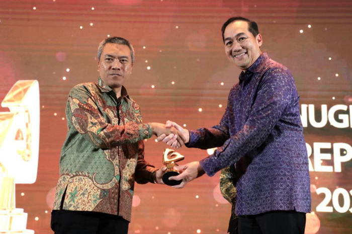 Andrijanto, Direktur Pendanaan Retail dan Distribusi BRI, menghadiri penghargaan secara langsung