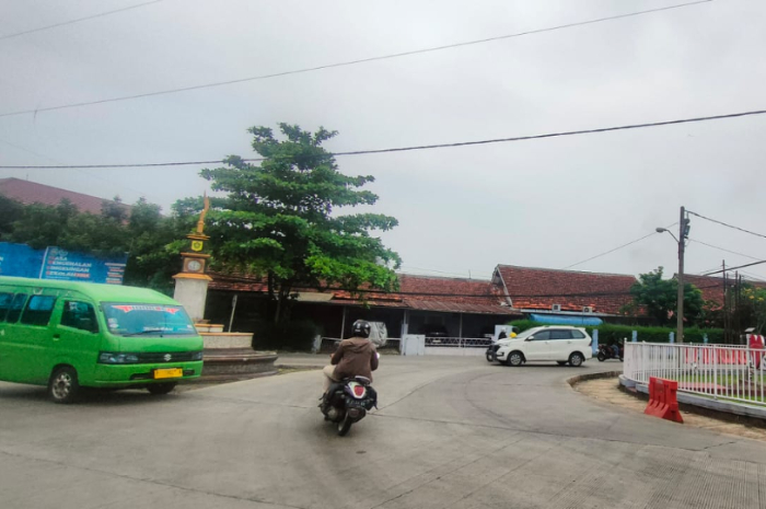 Kondisi lalu lintas di persimpangan Tugu Helikopter Lanud Atang Sendjaja pada Selasa (24/9/2024).