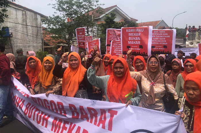Puluhan emak-emak ikut terlibat jadi bagian dari massa aksi demo depan Kampus IPB University Dramaga.