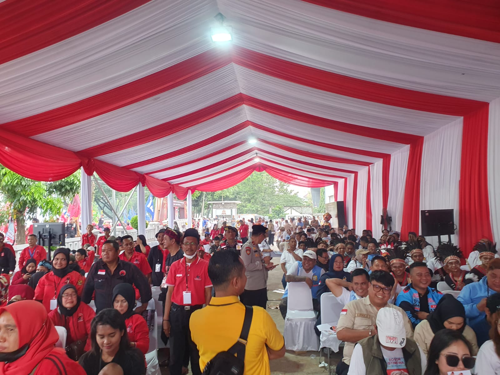 Para pendukung pasangan calon bupati dan wakil bupati Bogor saat menghadiri deklarasi damai di kantor KPU Kabupaten Bogor.