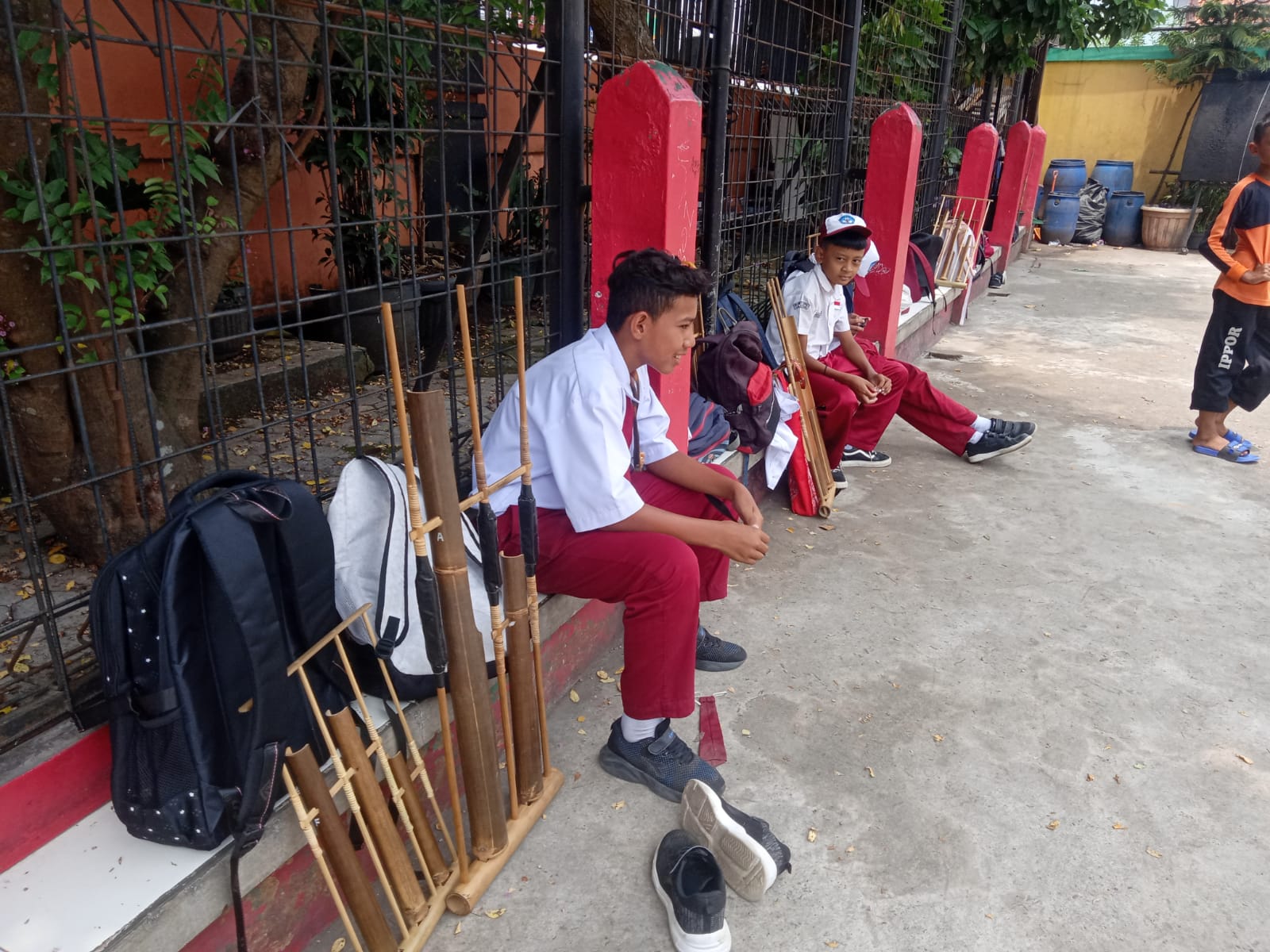 Orang tua siswa mengeluhkan kebijakan SDN 02 Ciawi yang mewajibkan pembelian angklung. Meski masuk dalam kurikulum seni budaya.