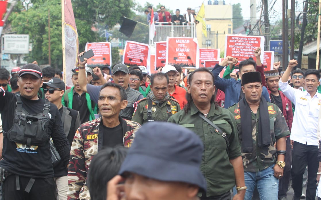 Aksi masyarakat Bogor Barat menuntut pemekaran wilayah.