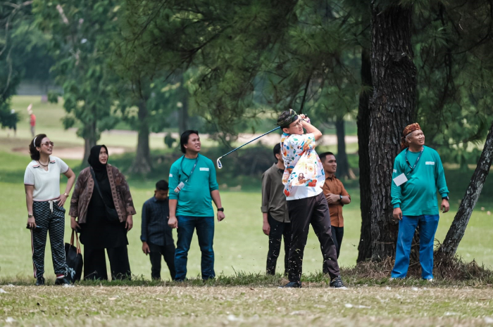 Menteri Pariwisata dan Ekonomi Kreatif (Menparekraf) Sandiaga Uno, saat mebcoba lapangan golf RSMM Bogor akhir pekan lalu,
