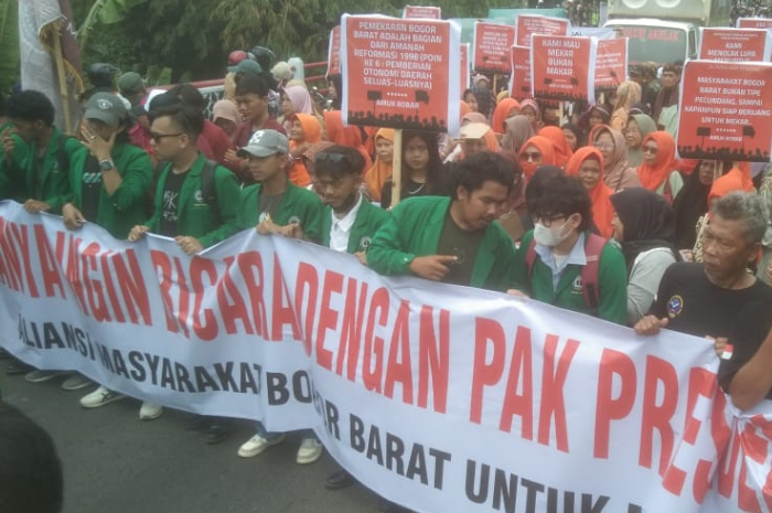 Massa Aksi Amuk Bogor Barat melakukan orasi di depan kampus IPB, Selasa 24 September 2024)