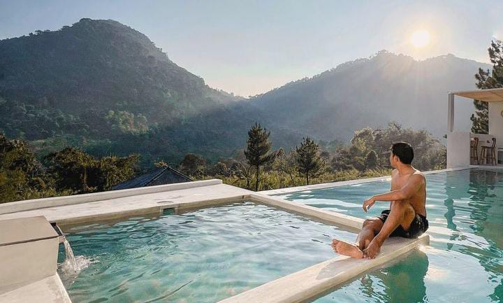 Mountainside Cabin, yang berlokasi di Desa Bojongkoneng, Sentul, Kecamatan Babakan Madang, Kabupaten Bogor, Jawa Barat.