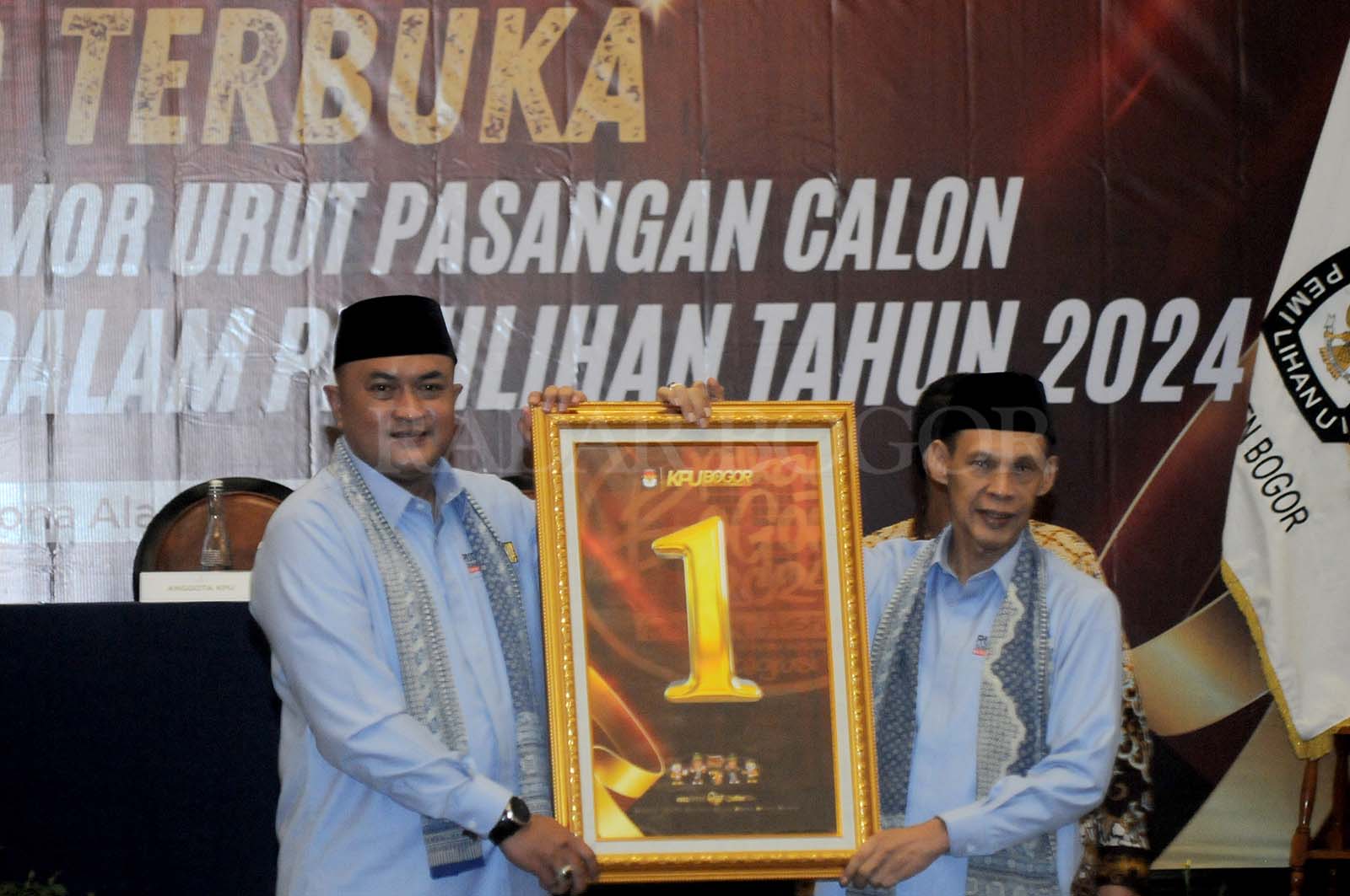 Pasangan Calon Bupati, Rudy Susmanto - Ade Ruhandi menunjukan nomor urut .Foto :