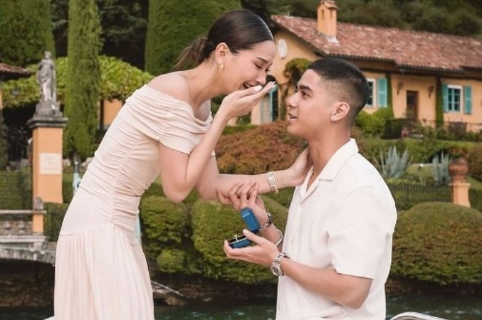 Momen Al Ghazali melamar kekasihnya, Alyssa Daguise, di Danau Como, Italy.