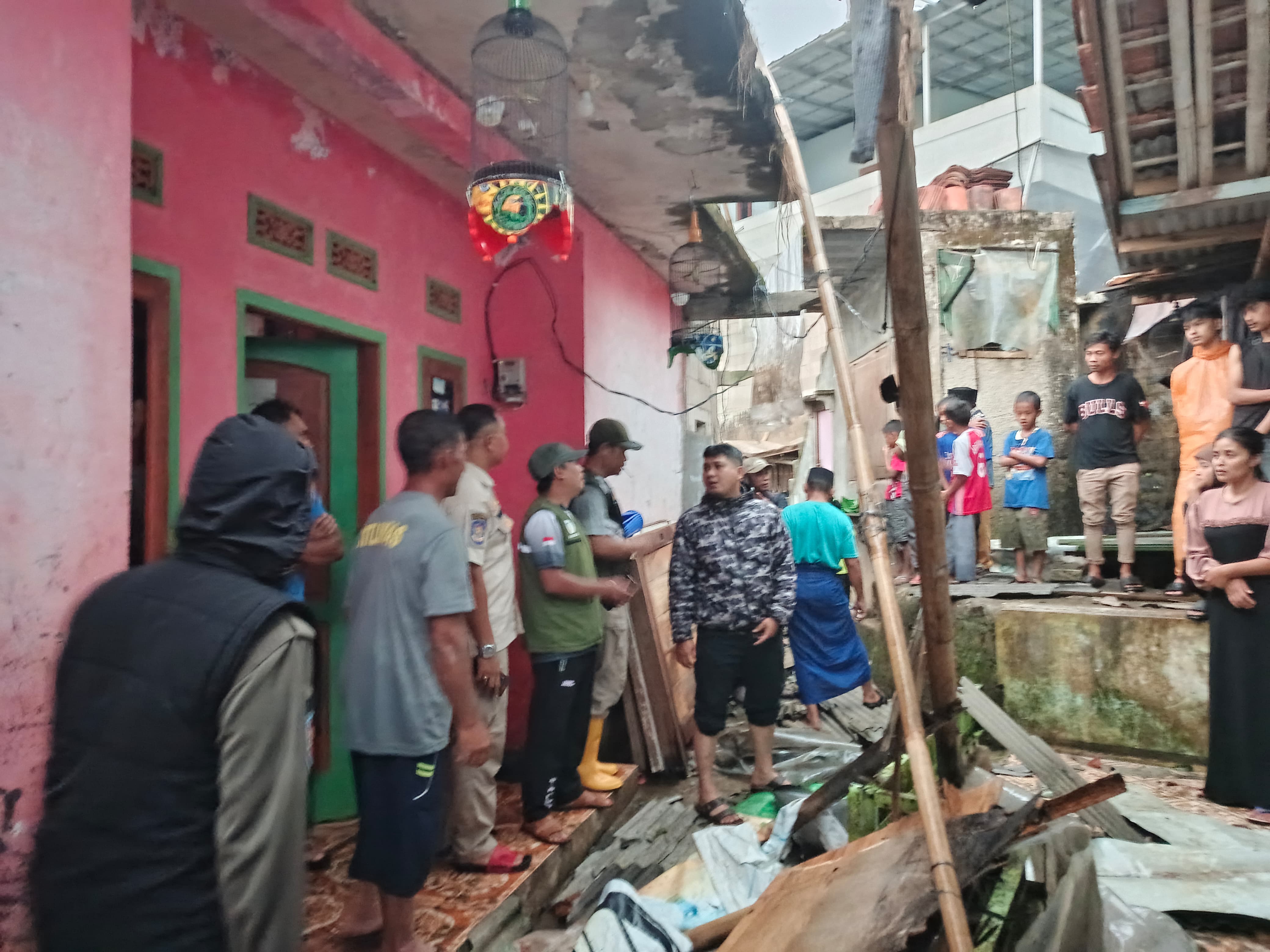 Rumah warga di Caringin Bogor yang hancur kena angin puting beliung.