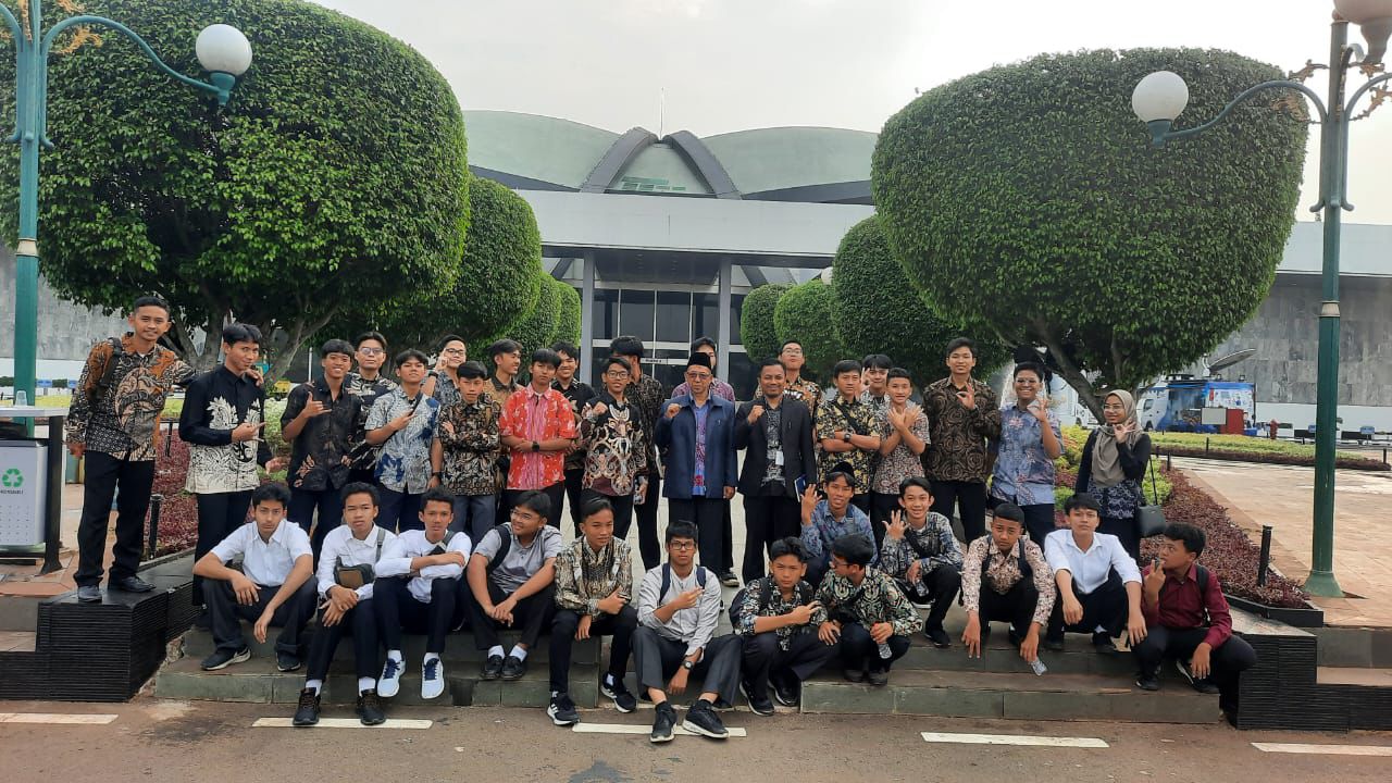 31 Siswa SMA Islam Al Azhar 24 Boarding School Ikuti OIC Youth Indonesia