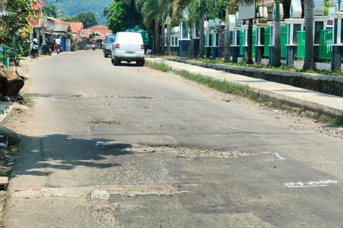 Kondisi jalan depan Kantor Kecamatan Nanggung Kabupaten Bogor
