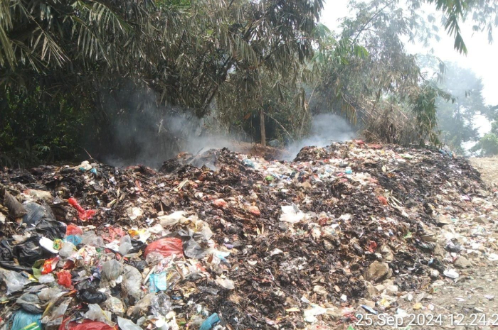 Lokasi pembakaran sampah di salah satu penampungan sampah yang diduga ilegal di Jasinga Bogor.