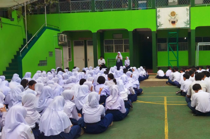 Suasana saat siswa mencoba untuk merealisasikan kemampuan public speakingnya, usai mengikuti program Pewara.