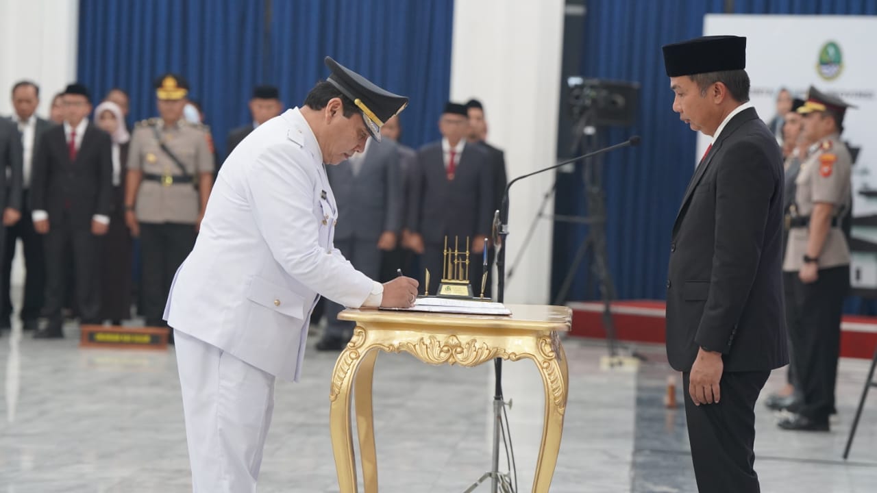 Pj Gubernur Jawa Barat Bey Machmudin saat melantik Pj Bupati Bupati Bogor baru  Bachril Bakri.