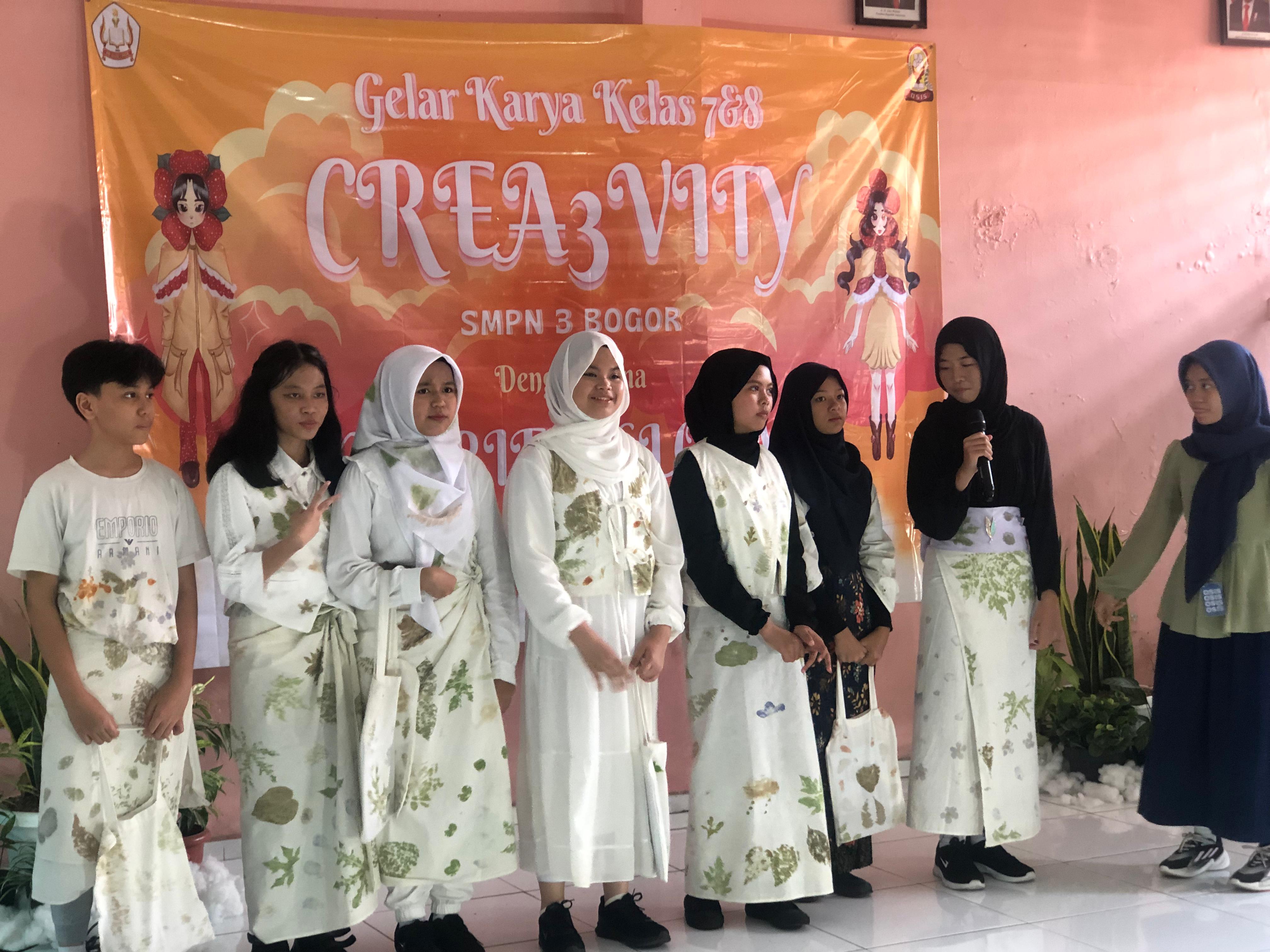Sejumlah siswa dan siswi SMPN 3 Kota Bogor saat mengenalkan produk batik, dengan simbol-simbol khas Kota Bogor.