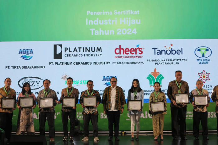 AQUA menerima tiga Penghargaan Industri Hijau pada ajang AlGIS 2024 sebagai bukti komitmennya terhadap keberlanjutan.