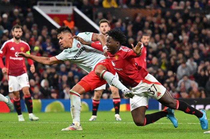 Aksi calon bek Timnas Indonesia Mees Hilgers saat bermain untuk FC Twente menghadapi Manchester United.
