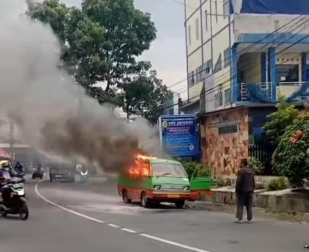 Satu Unit Angkot Bogor Terbakar di Jalan Letjen Ibrahim Adjie