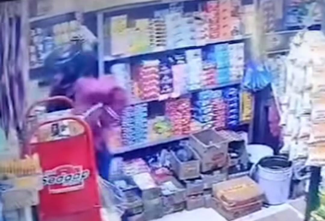 Tangkapan layar video rekaman CCTV aksi perampokan di Parung Bogor.