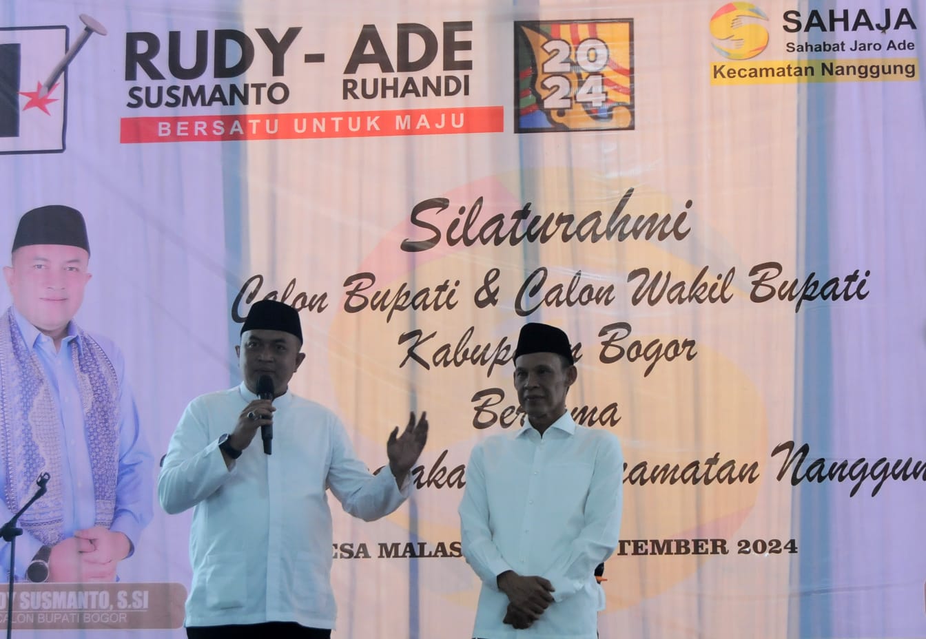 Pasangan Calon Bupati, Rudy Susmanto - Ade Ruhandi menyapa warga Desa Malasari, Kabupaten Bogor, Jawa Barat. Kamis (26/9/2024).