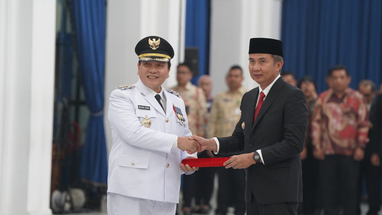 Pj Gubernur Jawa Barat Bey Machmudin saat melantik Pj Bupati Bupati Bogor baru  Bachril Bakri.