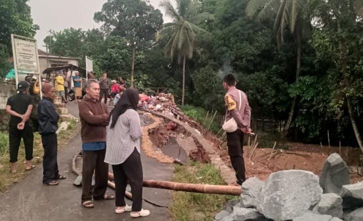 Kondisi jalan di Desa Situ, Kecamatan Jasinga Kabupaten Bogor yang ambles.