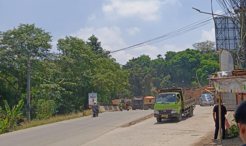 Sejumlah truk tambang yang melanggar jam operasional diputarbalik petugas di Parung Panjang Bogor.